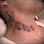 ноты и скрипичный ключик - татуировка на шее мужчины - фото