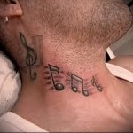 Фото тату на шее: изображение нот, скрипичного ключа и музыкальных символов в черном цвете. Идеи для тату для музыкантов.