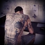 огровный череп со звездой во лбу - татуировка на спине мужская фото