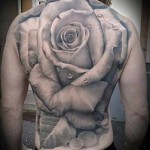 огромный бутон розы татуировка на спине мужская фото