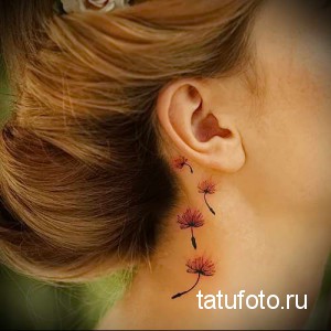 Фото тату: ряд небольших татуировок одуванчиков, расположенных вдоль шеи. Деликатный и женственный рисунок татуировки.