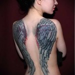 окровавленные крылья ангела тату на спине женская