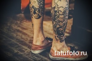 Фото тату: татуировка в японском стиле на голени, изображающая череп, волны и облака. Черно-белый рисунок с детальной проработкой.