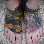 орел в полете татуировка на ноге мужская