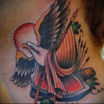 орел в полете - татуировка на шее мужчины - фото
