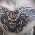 оригинальный череп и часы в тату - мужская татуировка на грудь