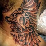 оскал и индейский головной убор - татуировка на шее мужчины - фото