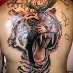 оскал тигра на восточный манер - татуировка на спине мужская фото
