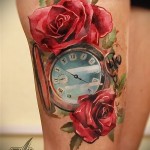 открытые часы и красные розы в тату на ногу для девушки