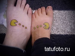 Фото тату Pac-Man и точек на стопах. Яркие и красочные рисунки, вызывающие ностальгию по классической видеоигре. Идеально для поклонников ретро-игр.