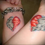 парная татуировка с рисунком сердца которое разделено на синюю и красную половину