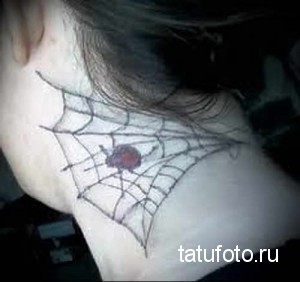 Фото тату: небольшая паутина с красной божьей коровкой на шее. Черно-белый рисунок татуировки в стиле графика.