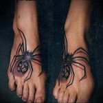 паук с красными пятнами на попке - татуировка на стопе мужская - фото