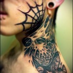 паутина и уродливое лицо девушки - татуировка на шее мужчины - фото