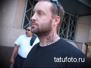 Фото тату на шее: черная паутина, выполненная в минималистичном стиле, с четкими линиями.