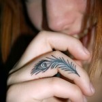 перо павлина - татуировка на пальце для девушки (тату - tattoo- фото)