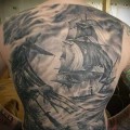 пиратские корабли на волнах в море татуировка на спине мужская фото