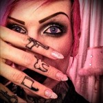 пистолет - зуб - нож и петля - татуировка на пальце для девушки (тату - tattoo- фото)