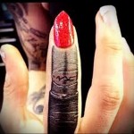 помада - татуировка на пальце для девушки (тату - tattoo- фото)