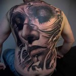 портрет красивой девушки татуировка на спине мужская фото