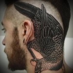 птица - татуировка на шее мужчины - фото