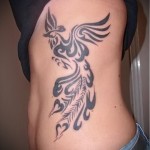 птица феникс контурами - женская татуировка на боку