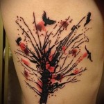 птицы слетающие с дерева - женская татуировка на боку