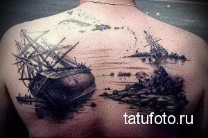 Фото тату на спине с изображением двух затонувших кораблей и скалистого берега. Черно-белый рисунок с детальной проработкой.