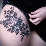 разные цветы в татуировке на ногу для девушки