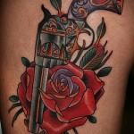 револьвер и красная роза - фото татуировки в стиле олд скул