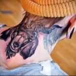 рогатый козел татуировка на шее мужчины - фото