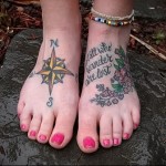 роза ветров и надписи - татуировка в нижней части ноги девушки
