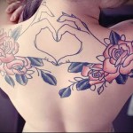 руки и цветы роз тату на спине женская