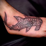рыба молот маори узорами - татуировка на стопе мужская - фото