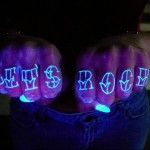 светящяяся тату надпись lets rock - татуировка на пальце женская (тату, tattoo)