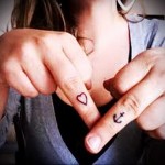 сердце и якорь - татуировка на пальце для девушки (тату - tattoo- фото)