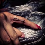 символ бесконечности и надпись love - татуировка на пальце женская (тату, tattoo)