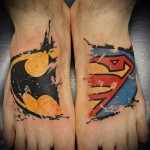 символ бетмена и супермена - татуировка на стопе мужская - фото