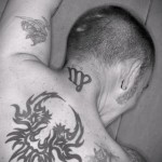 символ знака зодиака - татуировка на шее мужчины - фото