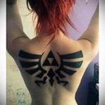 символ с крыльями тату на спине женская