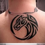 символ тельца - татуировка на шее мужчины - фото
