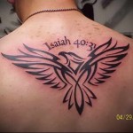 символ феникса узором и дата с надписью - татуировка на спине мужская фото