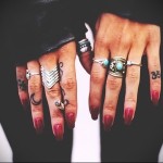 символы - татуировка на пальце для девушки (тату - tattoo- фото)