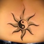 симфол инь янь и солнце тату на пояснице женская фото