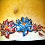синие и красные цветы - женская татуировка на шраме - перекрытие - фото