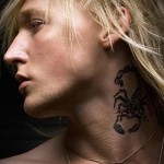 Фото тату скорпиона на шее мужчины. Черный рисунок татуировки с детально проработанными клешнями и хвостом. Идеи для тату.