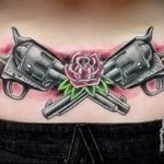 скрещенные пистолеты и цветок в татуировке - фото