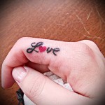 слово love и сердечко - татуировка на пальце для девушки (тату - tattoo- фото)