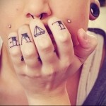 слово любовь и бриллиант - татуировка на пальце для девушки (тату - tattoo- фото)