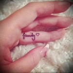 слово семья и сердечко - татуировка на пальце для девушки (тату - tattoo- фото)